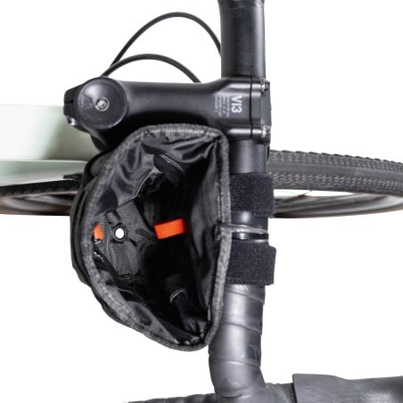 Blick von oben in die befestigte Tatonka Stem Pouch Lenkertasche hinein