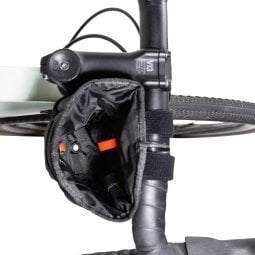 Blick von oben in die befestigte Tatonka Stem Pouch Lenkertasche hinein