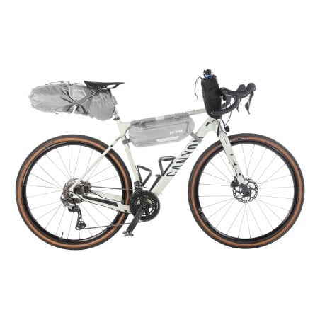 beispielhafte Position der Tatonka Stem Pouch Fahrradtasche black in einem Bikepacking Setup mit mehreren Taschen