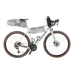beispielhafte Position der Tatonka Stem Pouch Fahrradtasche black in einem Bikepacking Setup mit mehreren Taschen