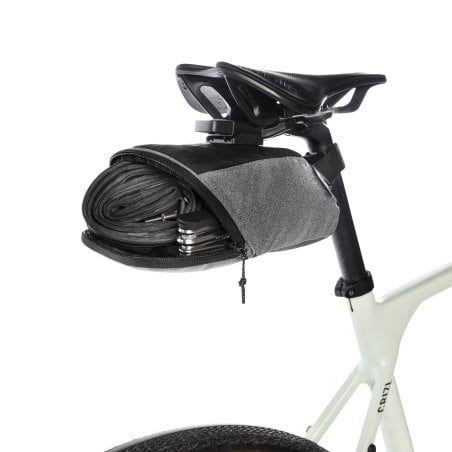 Tatonka Bike Saddle Bag S Fahrradtasche beispielhaft mit Ersatzschlauch und Mutlitool bepackt