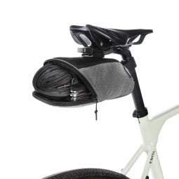 Tatonka Bike Saddle Bag S Fahrradtasche beispielhaft mit Ersatzschlauch und Mutlitool bepackt