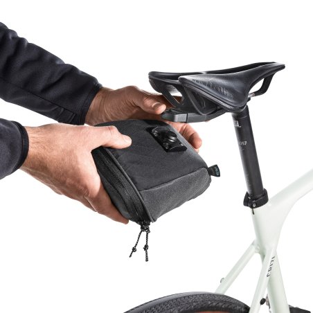 Tatonka Bike Saddle Bag S Fahrradtasche FIDLOCK Adapter für die Befestigung am Sattel beispielhaft gezeigt
