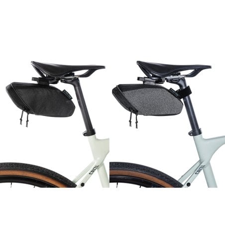 Die Tatonka Bike Saddle Bag S Fahrradtasche leuchtet bei Lichteinfall durch das reflektierende Garn