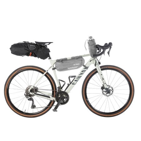 beispielhafte Position des Tatonka Saddle Stuffbag Holder Seat Packs in einem Bikepacking Setup