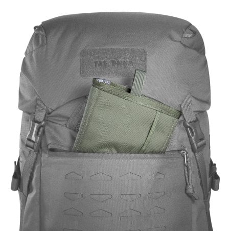 Tatonka Seat Mat BC 35x45 Sitzkissen beispielhaft in einen Rucksack gepackt