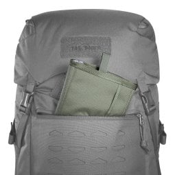 Tatonka Seat Mat BC 35x45 Sitzkissen beispielhaft in einen Rucksack gepackt
