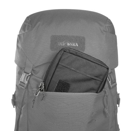Tatonka Knife Pouch Lock BC Black beispielhaft in Rucksack Fronttasche eingeschoben