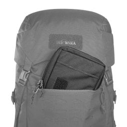 Tatonka Knife Pouch Lock BC Black beispielhaft in Rucksack Fronttasche eingeschoben