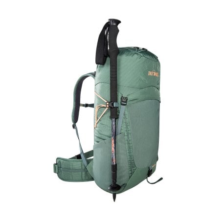 Trekkingstöcke am Tatonka Norix 31 Wanderrucksack Damen befestigt
