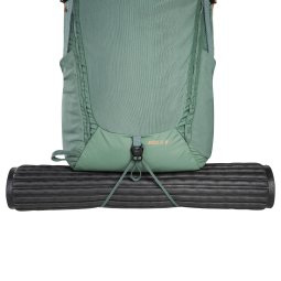 Isomatte beispielhaft unter dem Tatonka Norix 31 Rucksack Damen fixiert