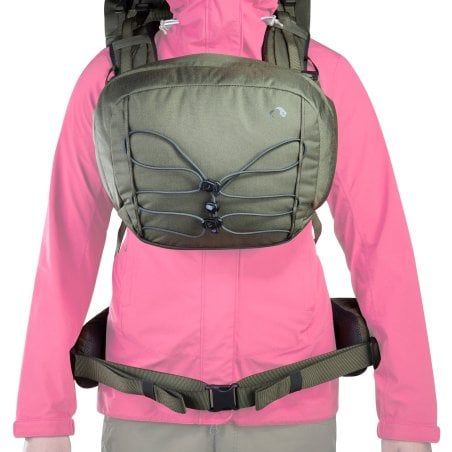 Tatonka Yukon 60+10 BC Rucksack Damen beispielhafte Ansicht mit Deckelfach vor der Brust getragen