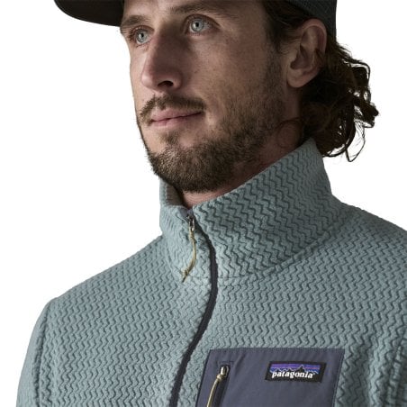 Detailansicht Kragen am Patagonia R1 Air Zip-Neck Fleece Pullover in Blue Sage