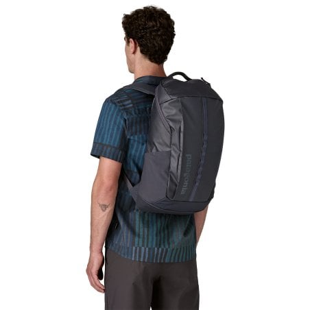 Patagonia Black Hole Pack 25L Daypack Smolder Blue Forge Grey Ansicht Rucksack getragen