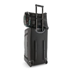 Patagonia Black Hole Pack 25L Tagesrucksack Kalaido Black über Rollgepäck geschoben
