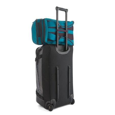 Patagonia Black Hole Pack 32L Rucksack in der Farbe Aqua Stone über Rollgepäck geschoben