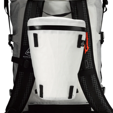 Hyperlite Mountain Gear Camera Pod befestigt an den Schultergurten Weiß - Rucksack nicht im Lieferumfang enthalten