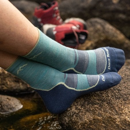 Darn Tough Light Hiker Micro Crew Socke Damen Aqua angezogen mit luftigem Schaft