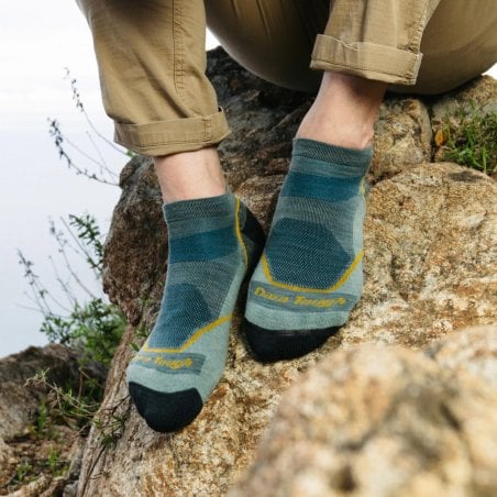 Darn Tough Light Hiker No Show Socke Herren Sneakersocke Seafoam im Einsatz