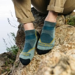 Darn Tough Light Hiker No Show Socke Herren Sneakersocke Seafoam im Einsatz