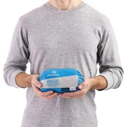 Sea to Summit Breeze Lightweight Liner Packmaß in der Hand gehalten