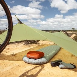 Sea to Summit Minimalist Tarp locker aufgespannt im Einsatz