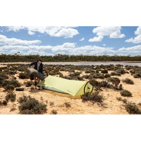 Sea to Summit Minimalist Tarp an einer Seite mit den Sturmklappen geschlossen für zusätzlichen Schutz