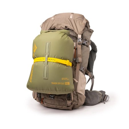 Sea to Summit Trash Dry Bag Müllbeutel beispielhaft mit Stretch-Loc Band vorne an einem Rucksack befestigt