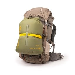 Sea to Summit Trash Dry Bag Müllbeutel beispielhaft mit Stretch-Loc Band vorne an einem Rucksack befestigt