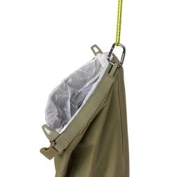 Sea to Summit Trash Dry Bag Müllbeutel mit robusten Schlaufen zum Aufhängen, hier mit Karabiner veranschaulicht
