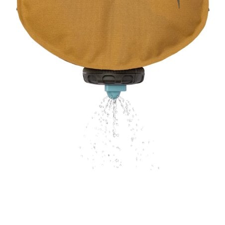 Sea to Summit Watercell X Wasserbehälter mit Duschventil im Einsatz