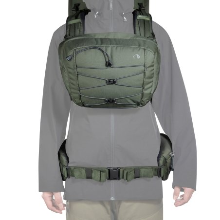 Tatonka Yukon 70+10 BC Rucksack mit Deckelfach vorne vor der Brust befestigt