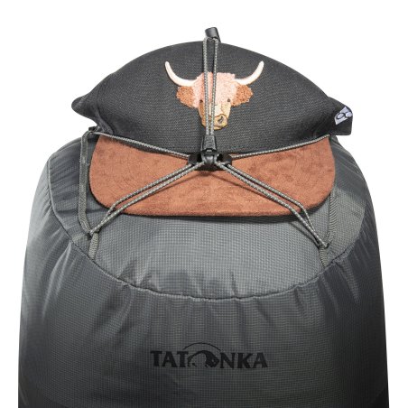 Auf dem Deckel des Tatonka Norix 34 Rucksacks lässt sich unter dem Kordelzugsystem weiteres Equipment verstauen