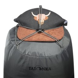 Auf dem Deckel des Tatonka Norix 34 Rucksacks lässt sich unter dem Kordelzugsystem weiteres Equipment verstauen