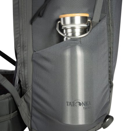 elastische Seitentaschen am Tatonka Norix 34 Rucksack