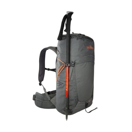 Tatonka Norix 27 Tagesrucksack mit außen montierten Trekkingstöcken