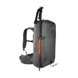 Tatonka Norix 27 Tagesrucksack mit außen montierten Trekkingstöcken