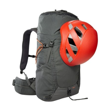 Helm außen am Tatonka Norix 27 Tagesrucksack befestigt