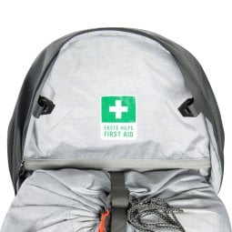 Tatonka Norix 27 Tagesrucksack Deckelfach von unten mit Erste Hilfe Symbol