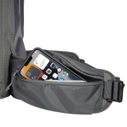 der Tatonka Norix 27 Tagesrucksack besitzt eine geräumige Hüftgurttasche