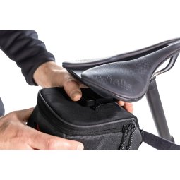 mit einem Knopfdruck kann die Tatonka Bike Saddle Bag M Fahrradtasche befestigt und gelöst werden
