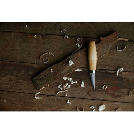 Morakniv Wood Carving 120 Schnitzmesser mit Holz und Spänen abgebildet