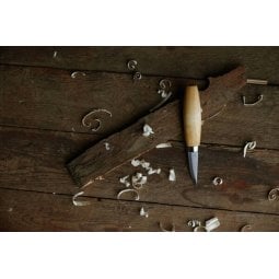 Morakniv Wood Carving 120 Schnitzmesser mit Holz und Spänen abgebildet