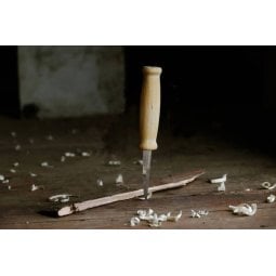Morakniv Wood Carving 105 Messer zusammen mit Holz und Spänen abgebildet