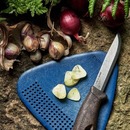 Light My Fire Cutting Board Brettchen mit Sieblöchern im Einsatz