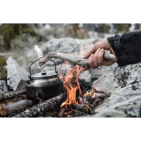 Trangia Wasserkessel über dem offenen Feuer im Einsatz ohne Griff-Ummantelung