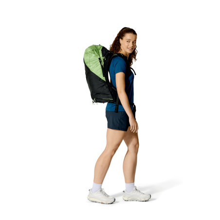 Rab Syclon XP 38ND wasserdichter Rucksack Damen von Model getragen in Rückansicht
