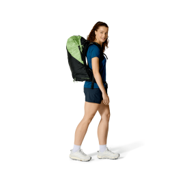 Rab Syclon XP 38ND wasserdichter Rucksack Damen von Model getragen in Rückansicht