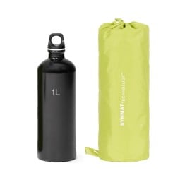 Exped Ultra 3R Isomatte verpackt beispielhaft in der Größe MW verglichen mit einer 1L Flasche