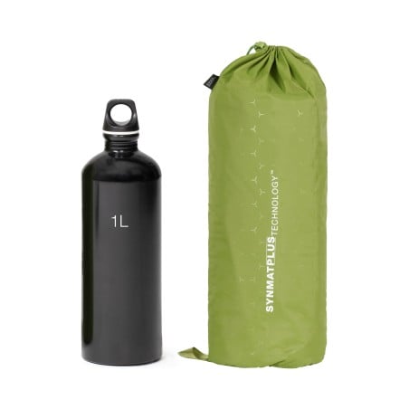 Exped Ultra 8R Isomatte beispielhaftes Packmaß verglichen mit einer Trinkflasche